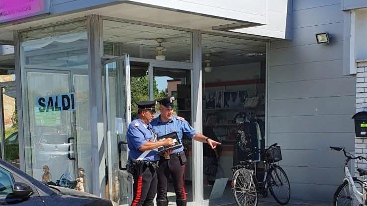 Cento, rubano vestiti da un negozio: arrestati dai carabinieri