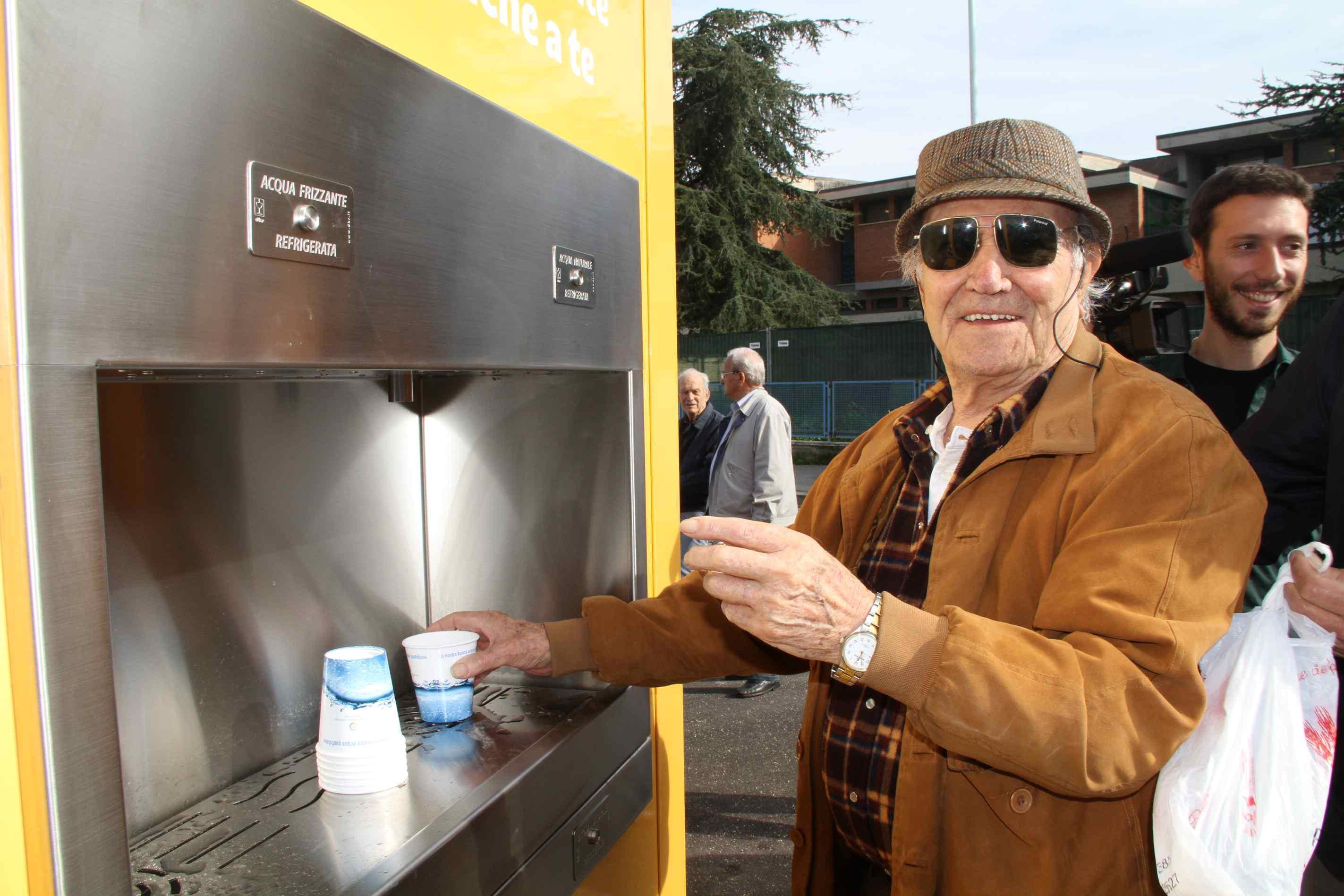 L'inaugurazione del fontanello di via Taro nel 2013