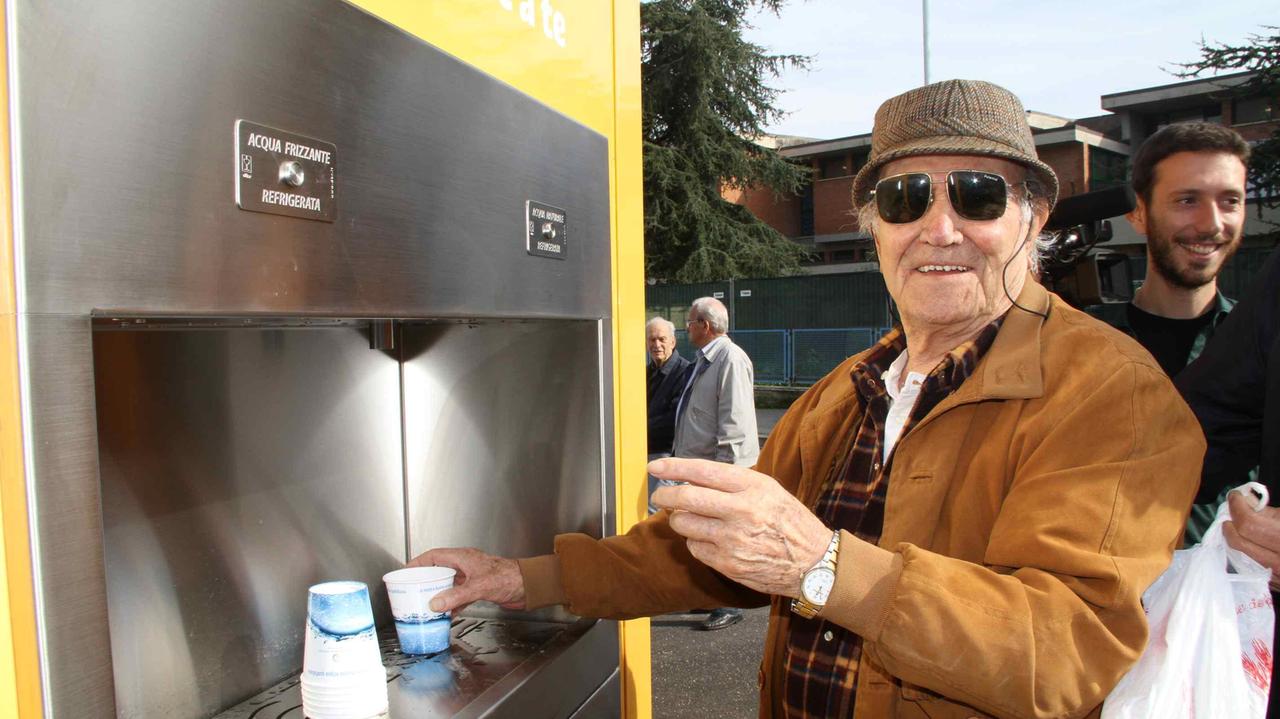 L'inaugurazione del fontanello di via Taro nel 2013