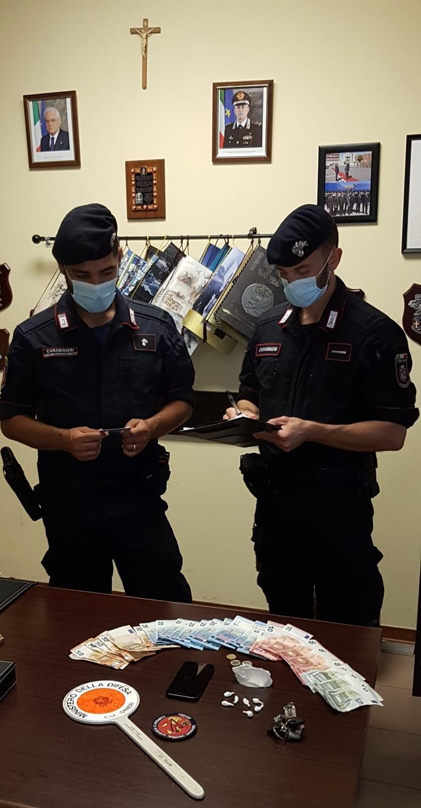 I soldi e la droga sequestrati al 18enne tunisino fermato in piazza Garibaldi