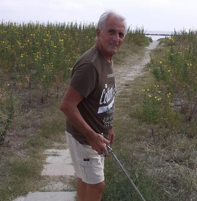 Porto Garibaldi, pulisce la spiaggia da quasi quarant’anni: sacchi su sacchi ogni giorno d’estate 