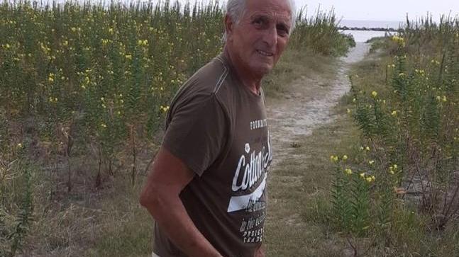 Porto Garibaldi, pulisce la spiaggia da quasi quarant’anni: sacchi su sacchi ogni giorno d’estate