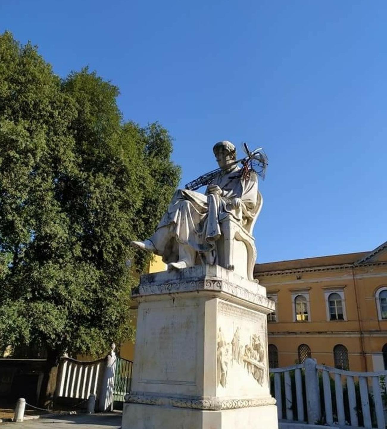 Bicicletta sul monumento a Pellegrino Rossi, denunciati due minorenni 