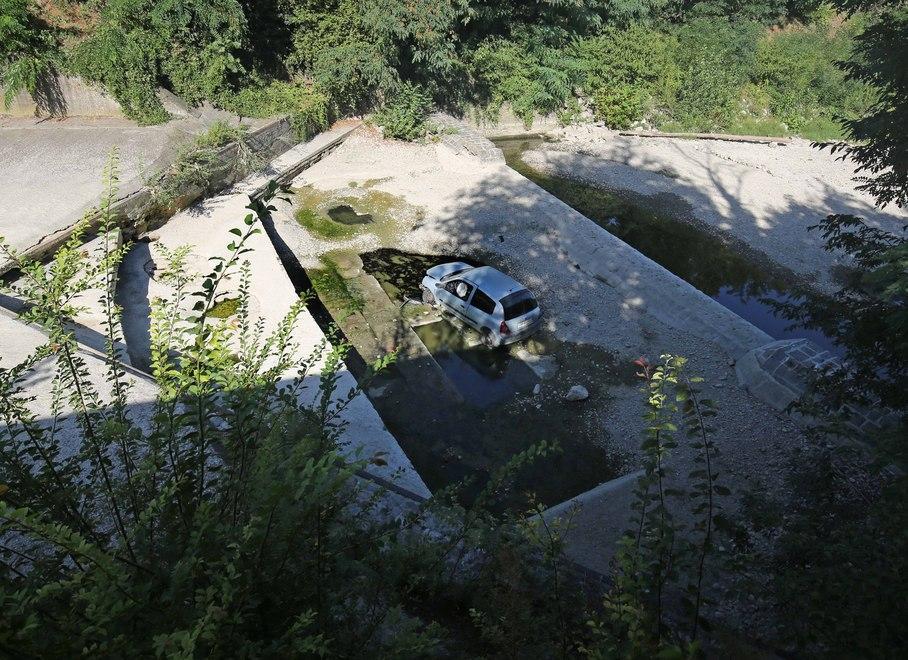 Reggio Emilia, vola con l’auto dentro il Crostolo e percorre 800 metri nell’alveo prima di schiantarsi 