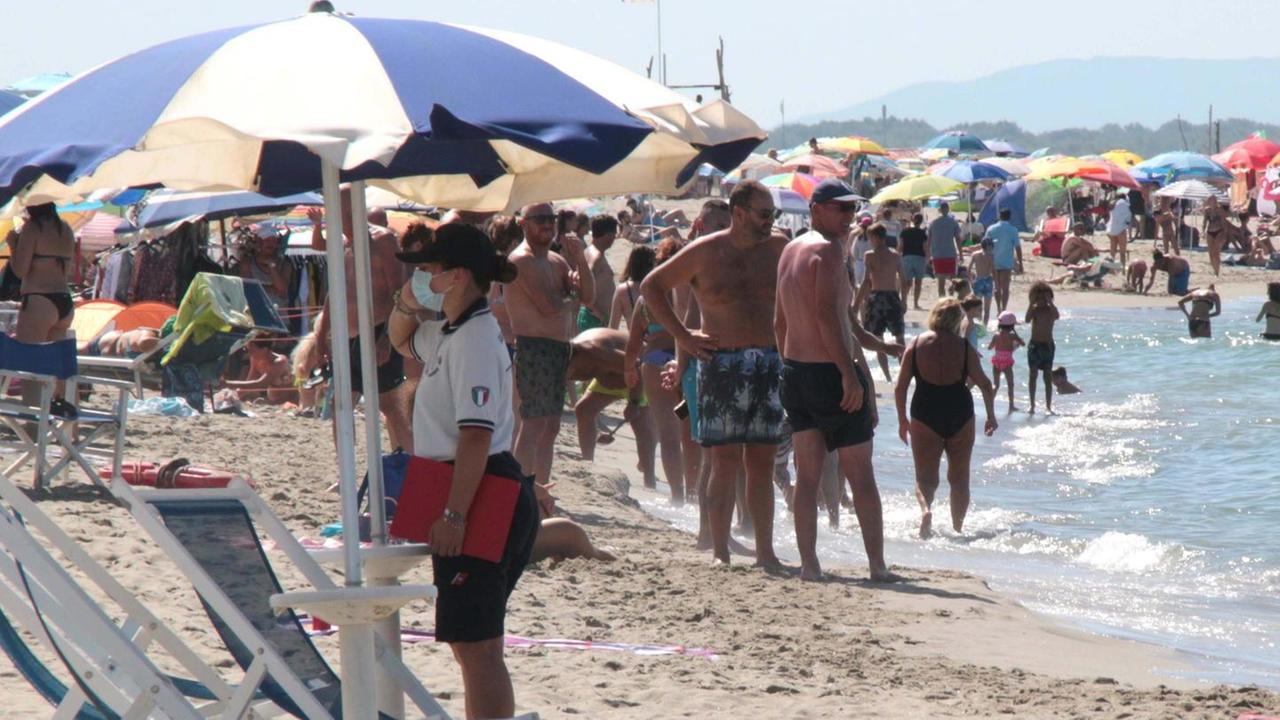 Muore in spiaggia a Viareggio a 72 anni mentre pesca arselle
