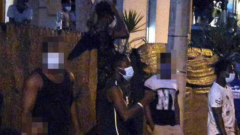 Lasciano la quarantena ed escono in strada Ore di tensione al centro di accoglienza