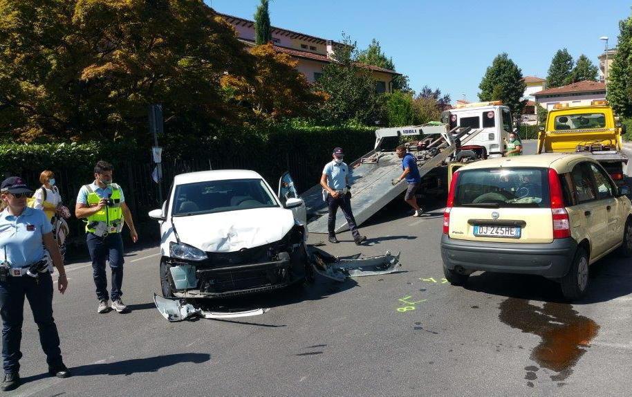 Scontro fra tre auto in via Pisana