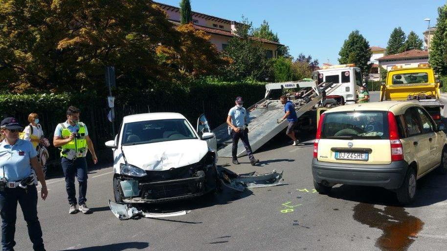Scontro fra tre auto in via Pisana