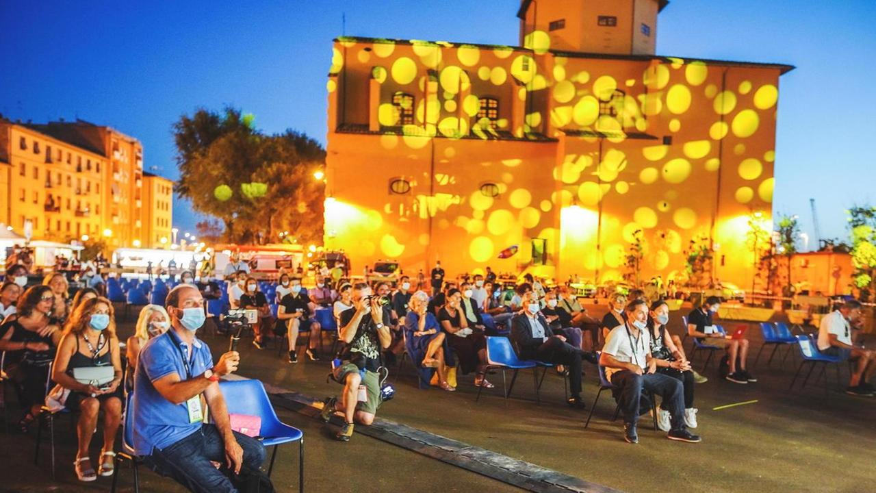 Si alza il sipario sulla città Salvetti: «Niente paura ma con la mascherina»