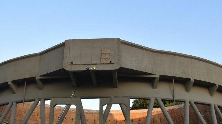 La torre refrigerante ospita lo show con un solo spettatore