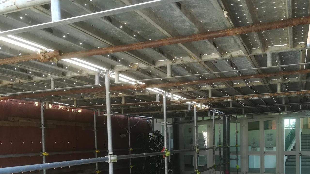 La gabbia “provvisoria” resta per un altro anno all’entrata della scuola