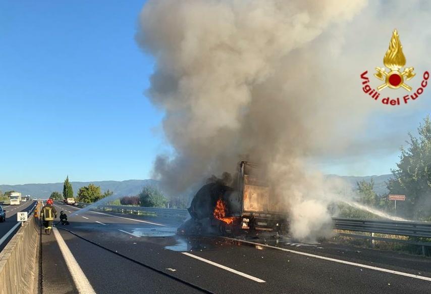 A11 chiusa per un’ora a causa di un incendio