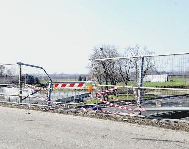 A sinistra e sopra due immagini del cavalcavia dove sabato sera è avvenuta l’ennesima tragedia L’auto ha percorso via Muzza Corona poi sbandando ha abbattuto il guardrail finendo sulla corsia d’emergenza dell’autostrada A1. Inutili i soccorsi A destra la Opel Astra di Efisio Loddo dopo l’impatto