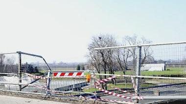 A sinistra e sopra due immagini del cavalcavia dove sabato sera è avvenuta l’ennesima tragedia L’auto ha percorso via Muzza Corona poi sbandando ha abbattuto il guardrail finendo sulla corsia d’emergenza dell’autostrada A1. Inutili i soccorsi A destra la Opel Astra di Efisio Loddo dopo l’impatto