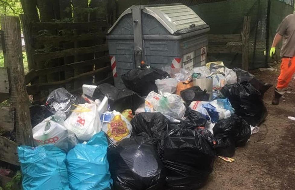 «Il camion dei rifiuti bloccato dalle auto» Discarica al Pranda 