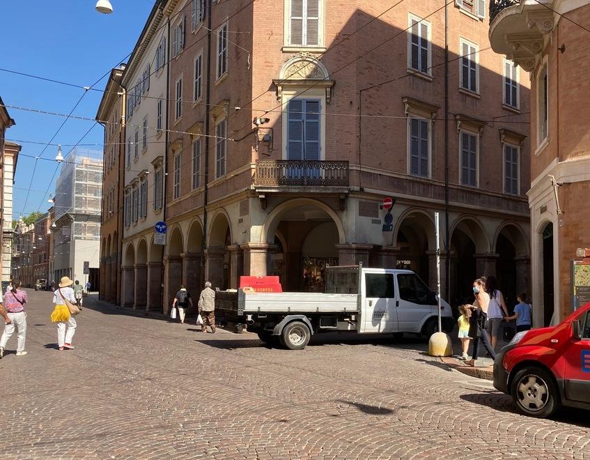 Cantiere aperto in Canalgrande “imprigiona” le auto dei residenti 