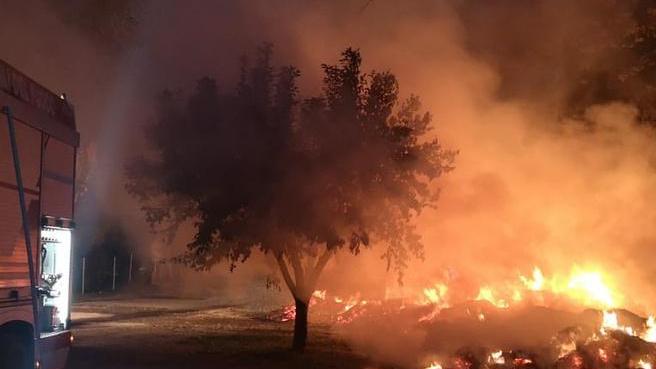 Incendio al maneggio Accertamenti sulle fiamme dolose