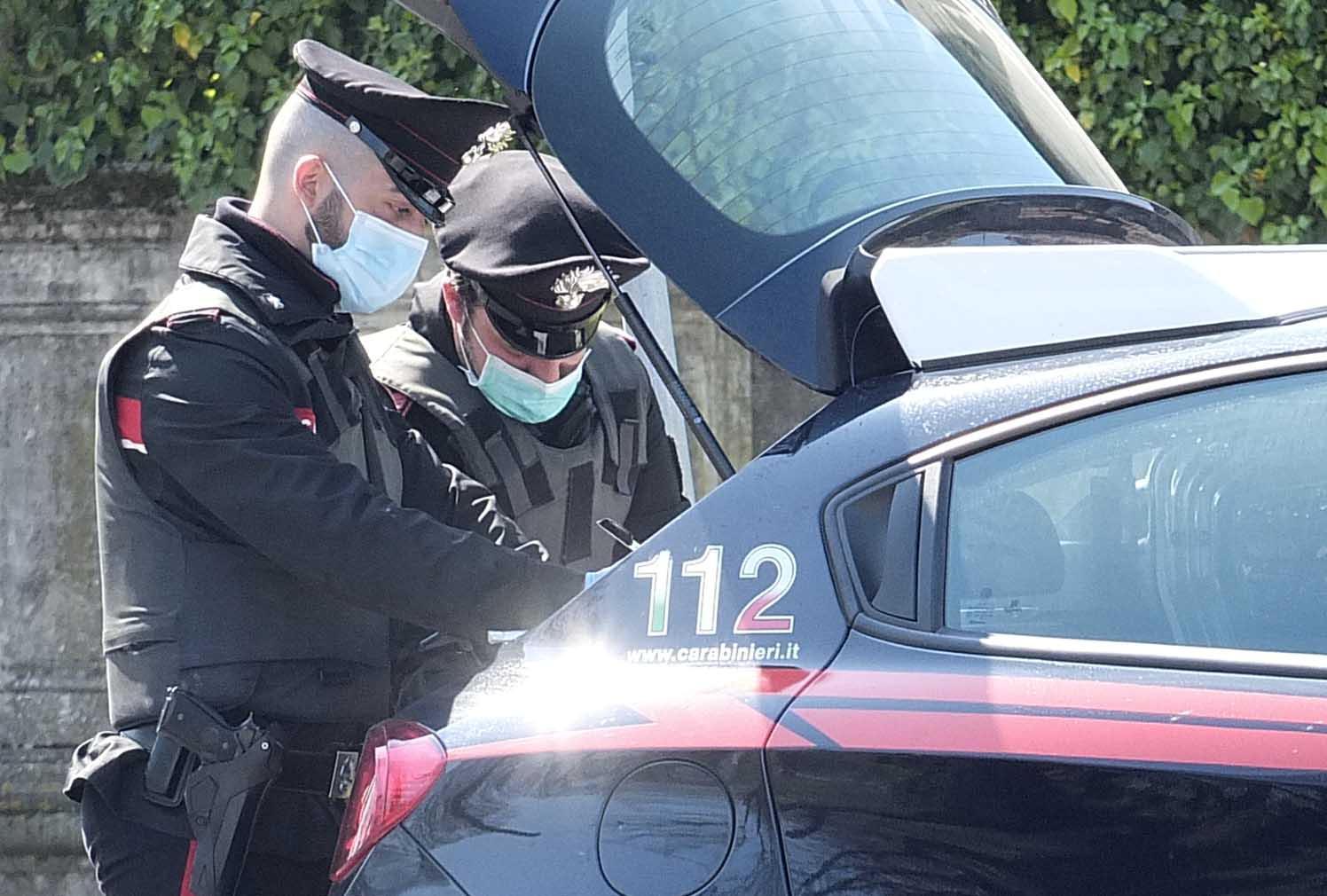 Sbanda in piazza e si scontra, danneggiandole, con alcune auto in sosta