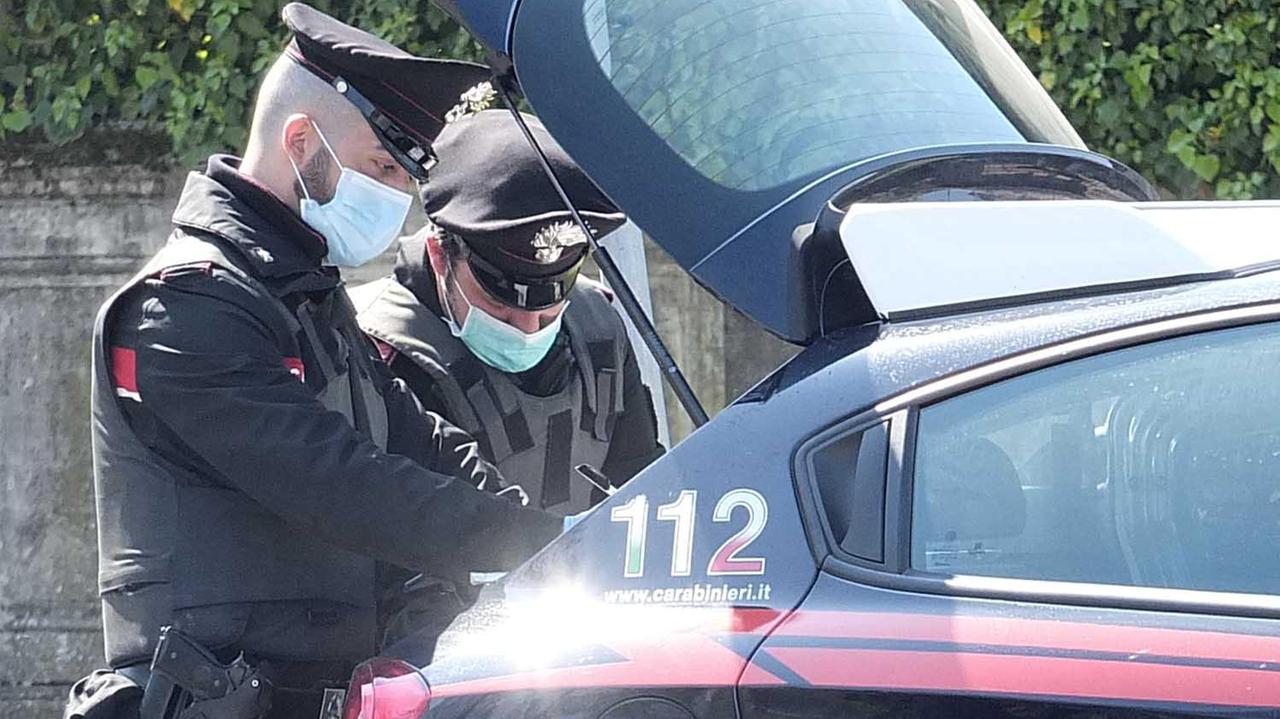 Sbanda in piazza e si scontra, danneggiandole, con alcune auto in sosta