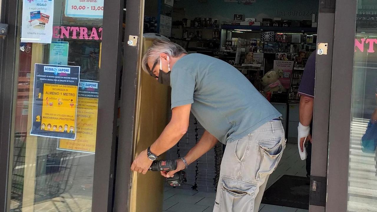Ladri dentro al negozio Acqua e Sapone portano via profumi per cinquemila euro