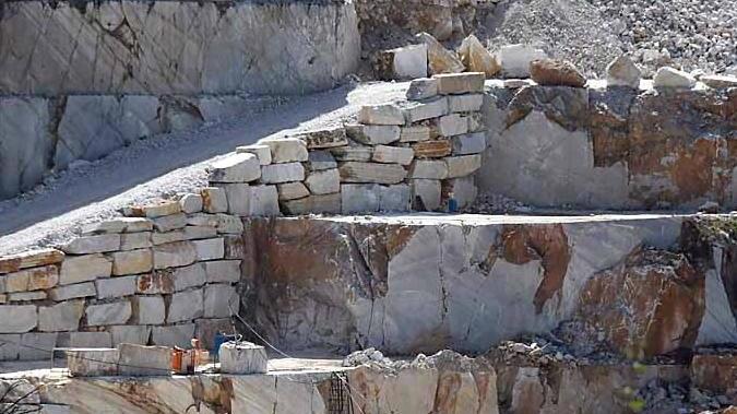 Marmo, “muro” delle ditte: non forniscono le informazioni sul vero prezzo dei blocchi