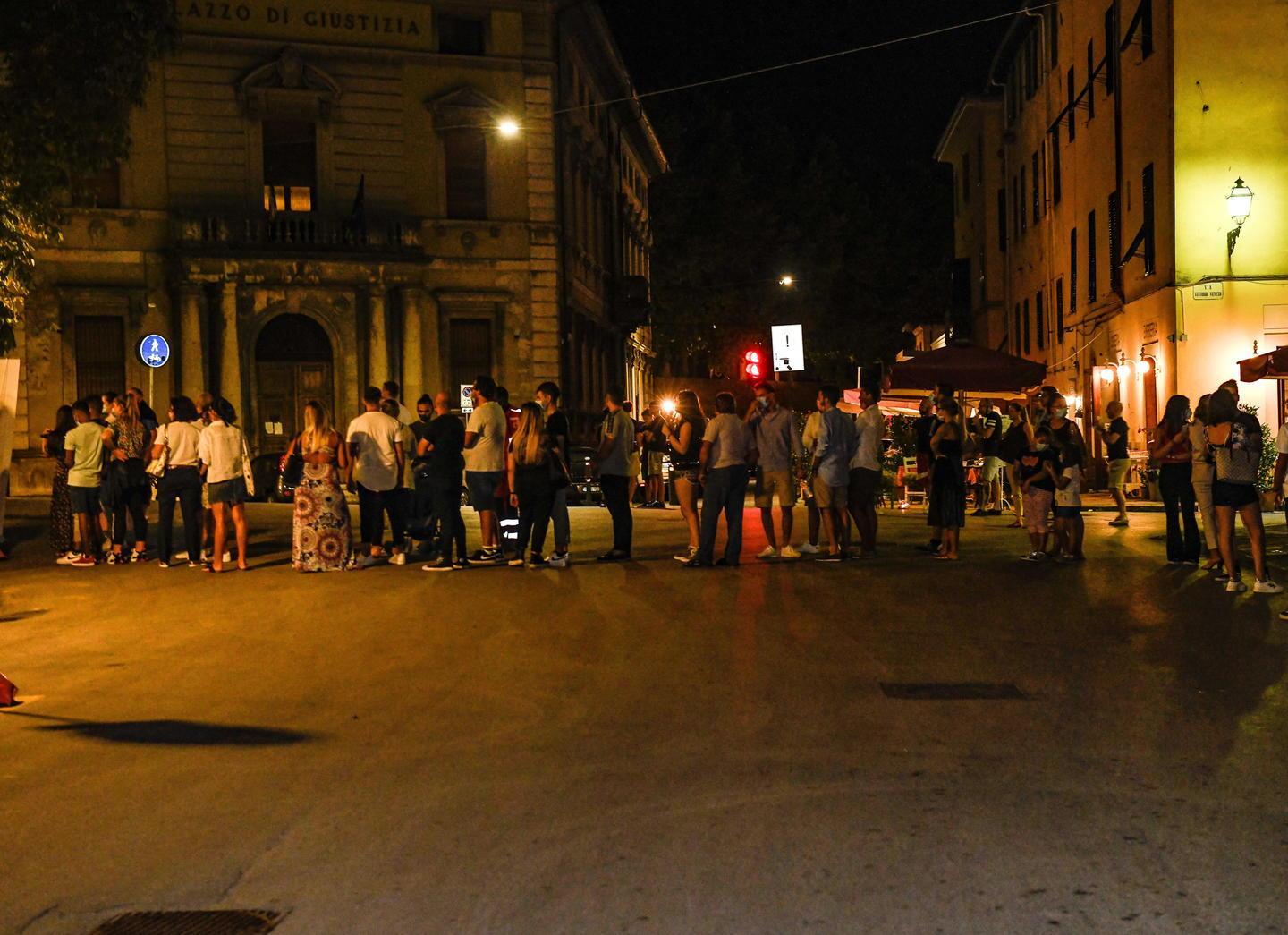 In fila di notte per fare il test sierologico, 180 giovani hanno aderito a Movida sicura 