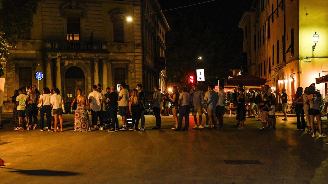 In fila di notte per fare il test sierologico, 180 giovani hanno aderito a Movida sicura
