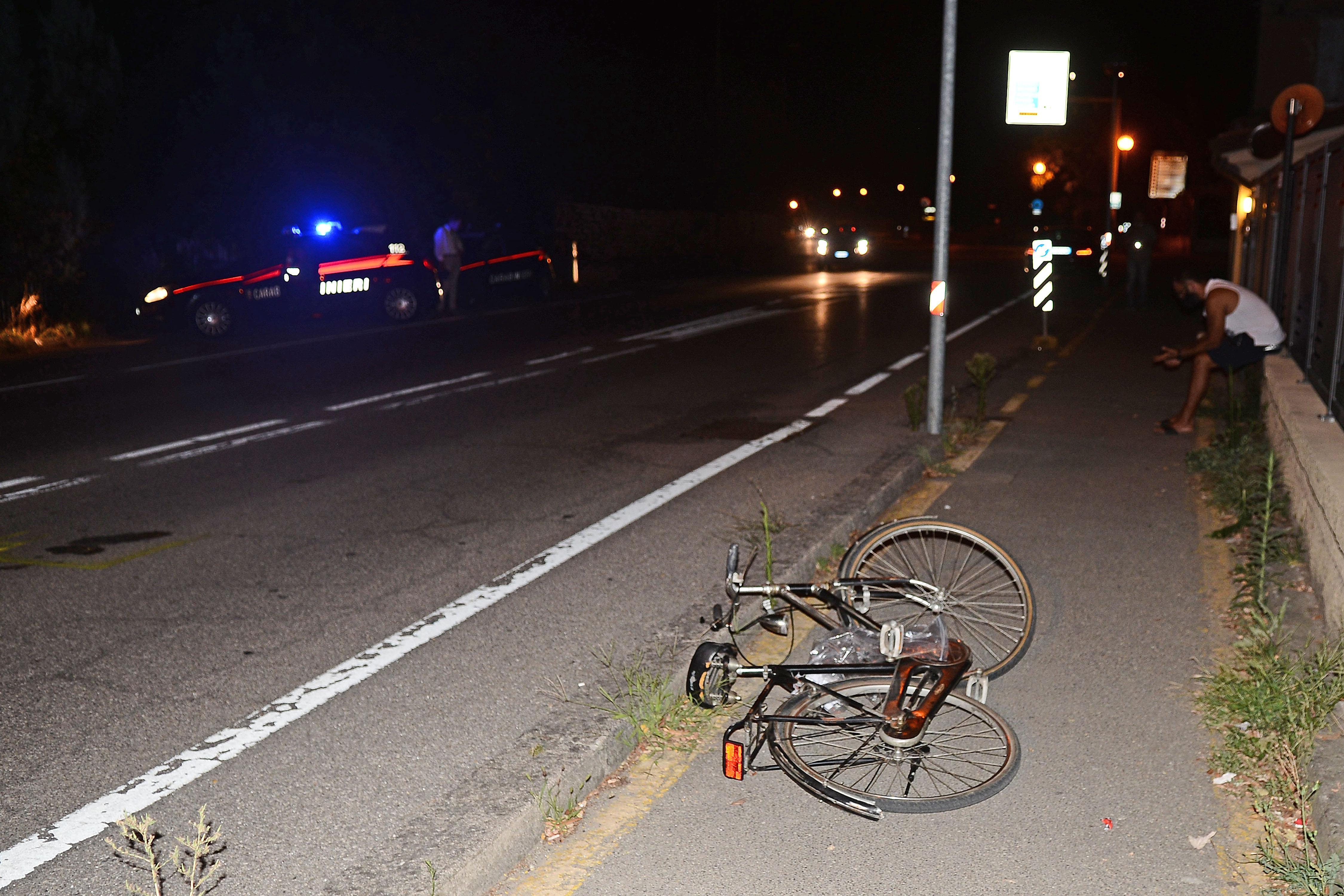Tragedia nel Modenese: cade dalla bici e viene travolto, inutili i soccorsi per un 43enne di Casalgrande 