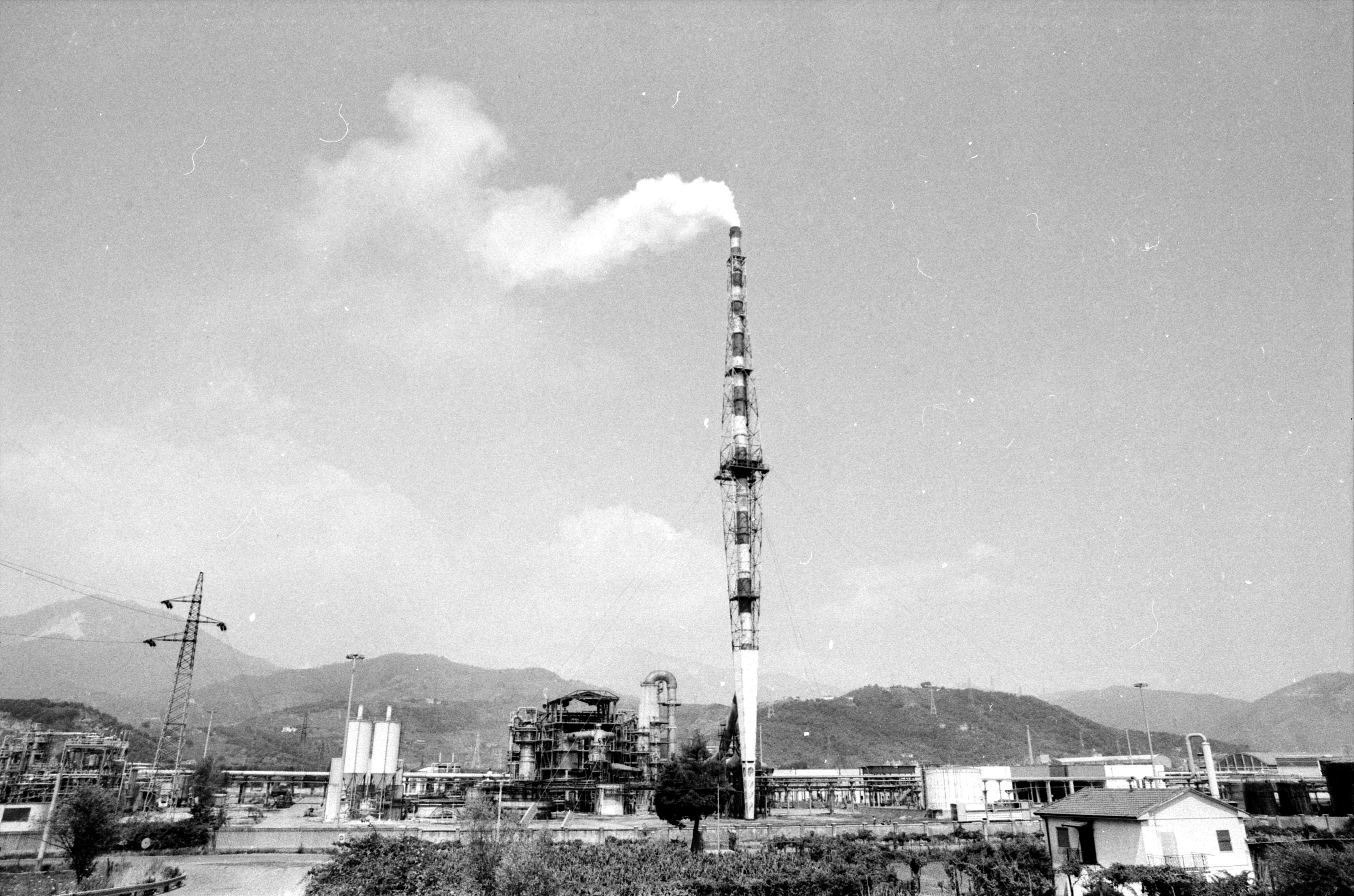 L’ex inceneritore della Farmoplant in una foto del 1984
