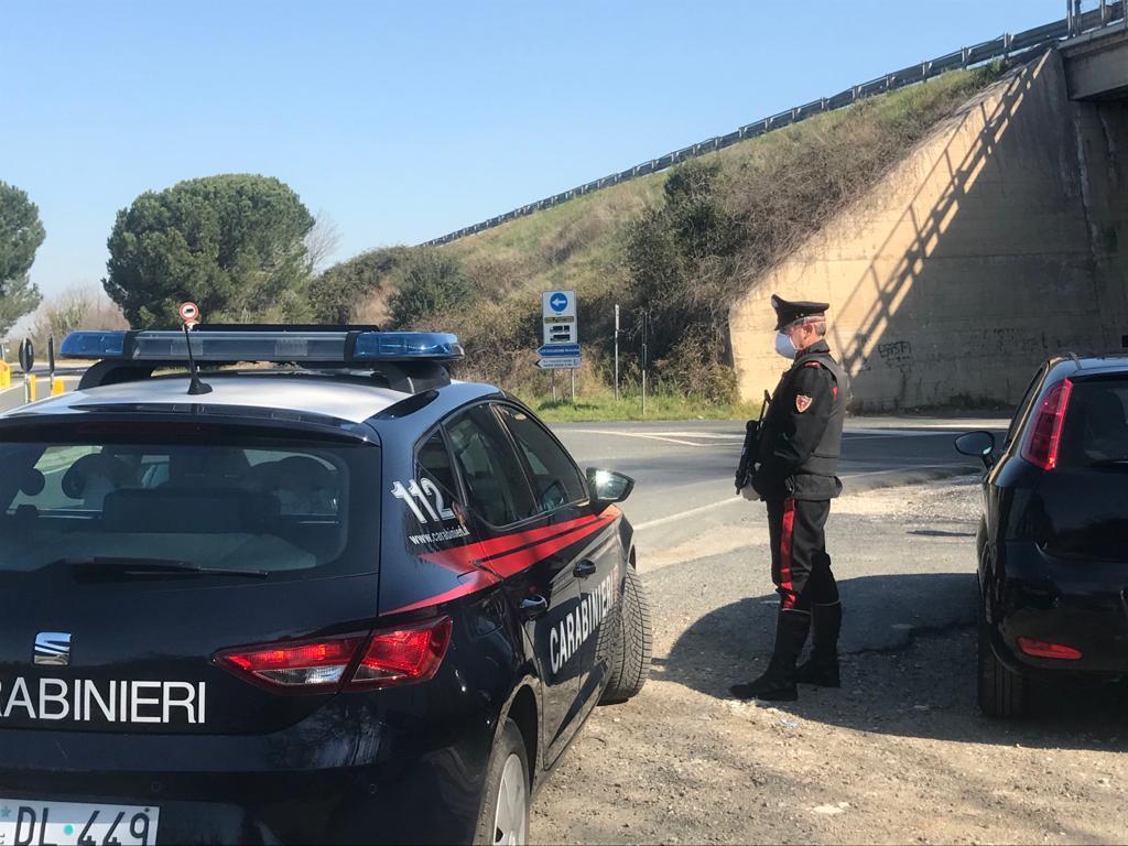 Una pattuglia dei carabinieri durante un controllo