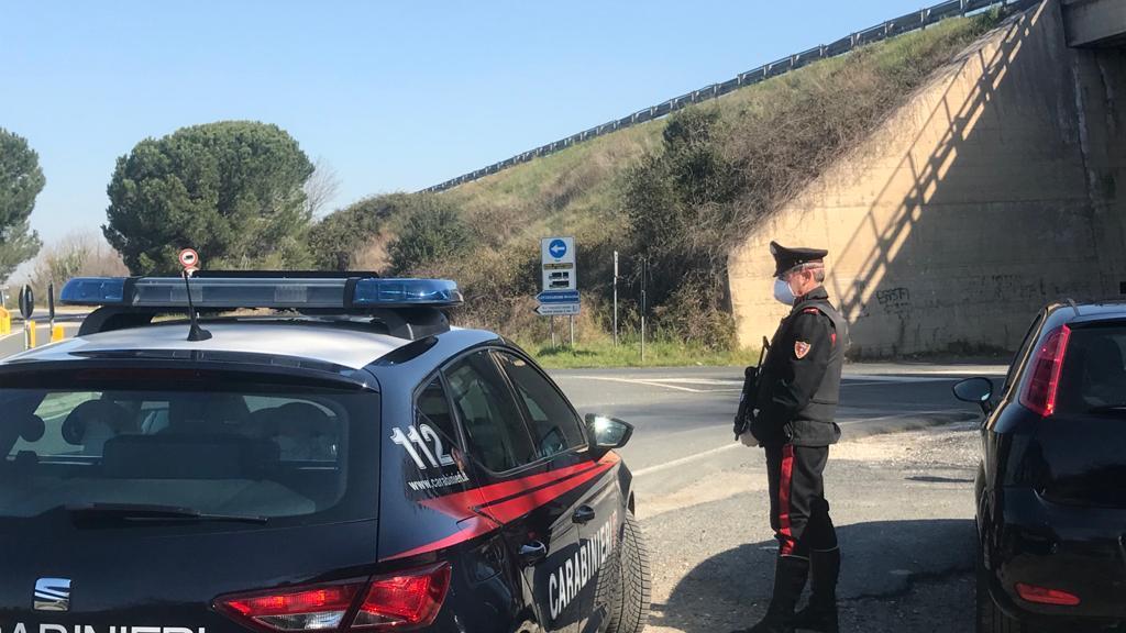 Una pattuglia dei carabinieri durante un controllo