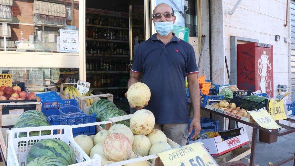 Zona gialla a Ferrara, la protesta dei mini-market: «Chiudere alle 21? Per noi sarà la fine»