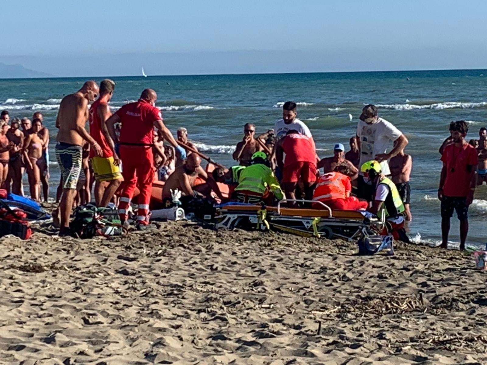 I soccorsi all'uomo sulla spiaggia di Marina di Grosseto