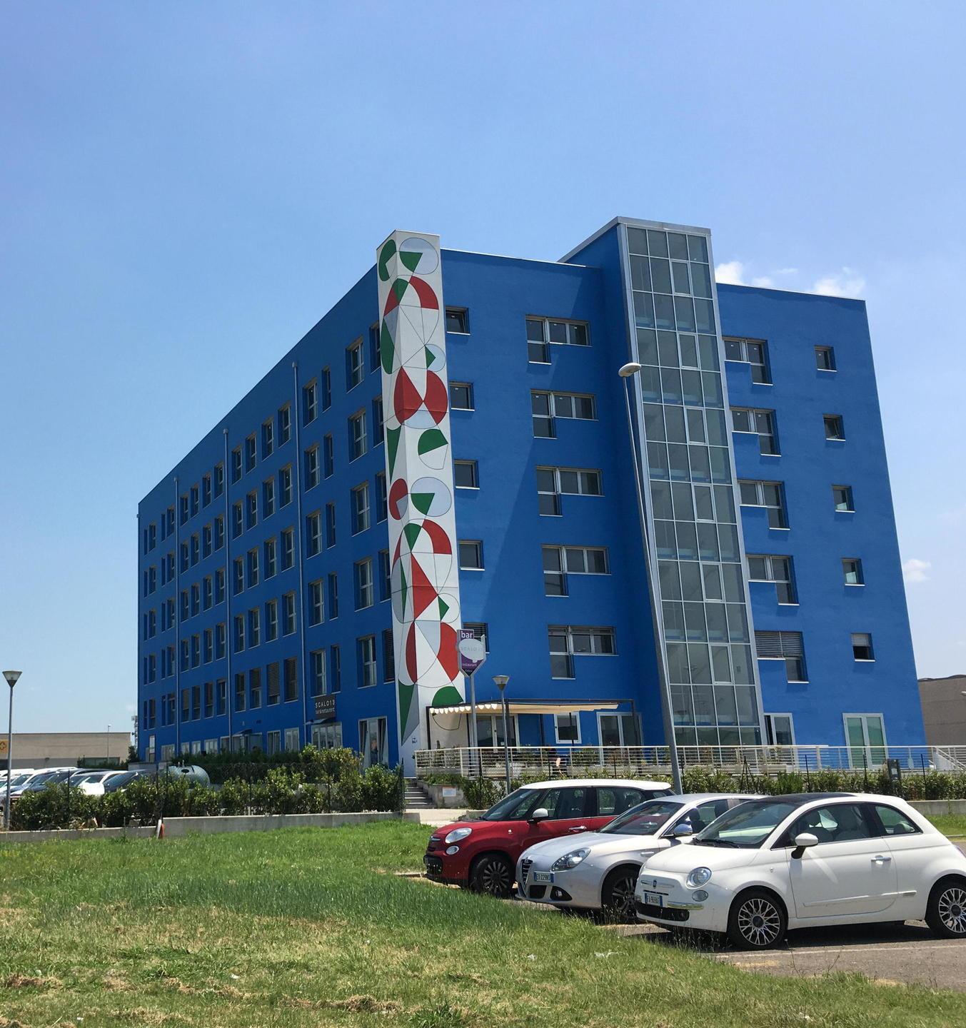 Il palazzo blu in viale Africa a Pontedera  (Foto Franco Silvi)