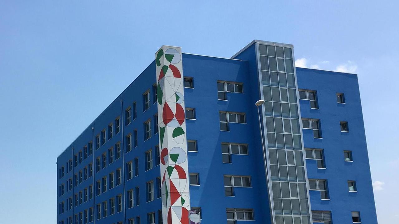 Il palazzo blu in viale Africa a Pontedera (Foto Franco Silvi)