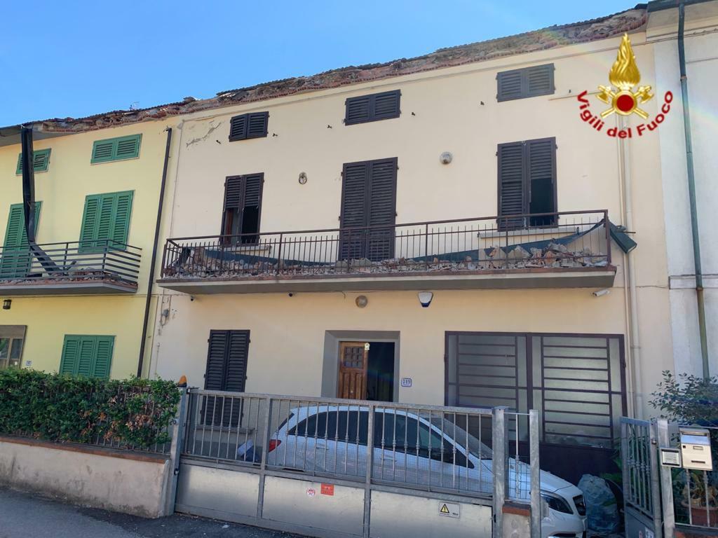 Il cornicione caduto in via Pistoiese
