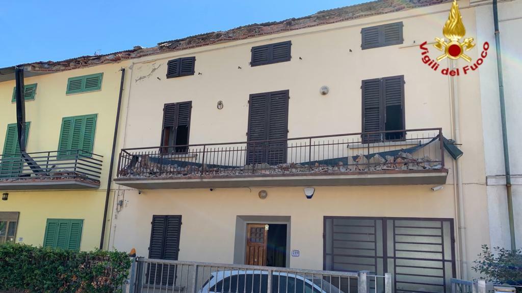 Il cornicione caduto in via Pistoiese