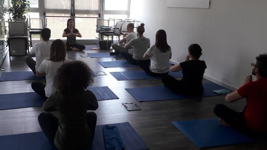 S. Felice. Lo yoga in azienda si fa anche on line insieme a Simona