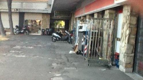 Strattona un uomo per derubarlo I passanti la mettono in fuga