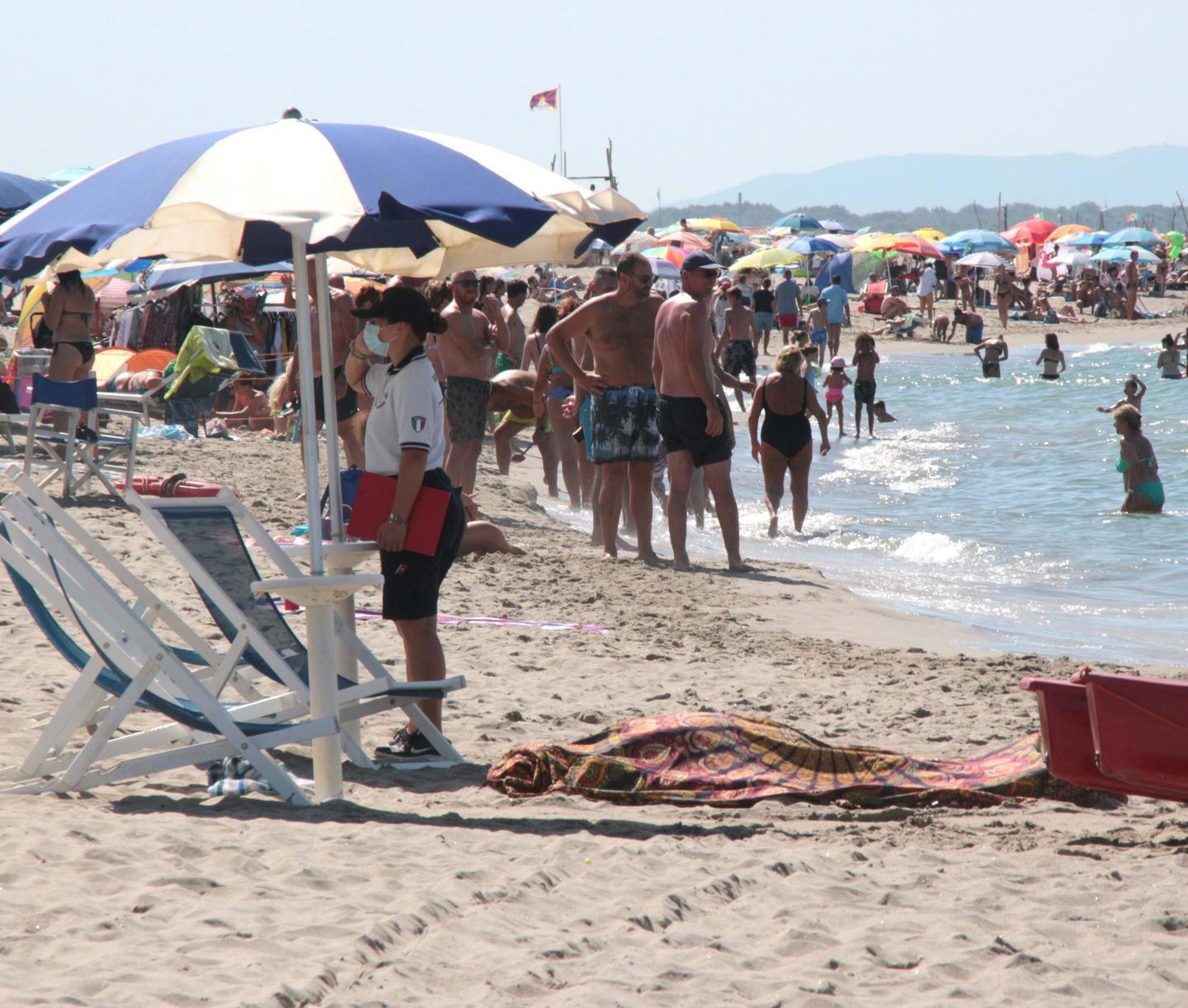 Muore sulla spiaggia uomo di 72 anni mentre pesca arselle 