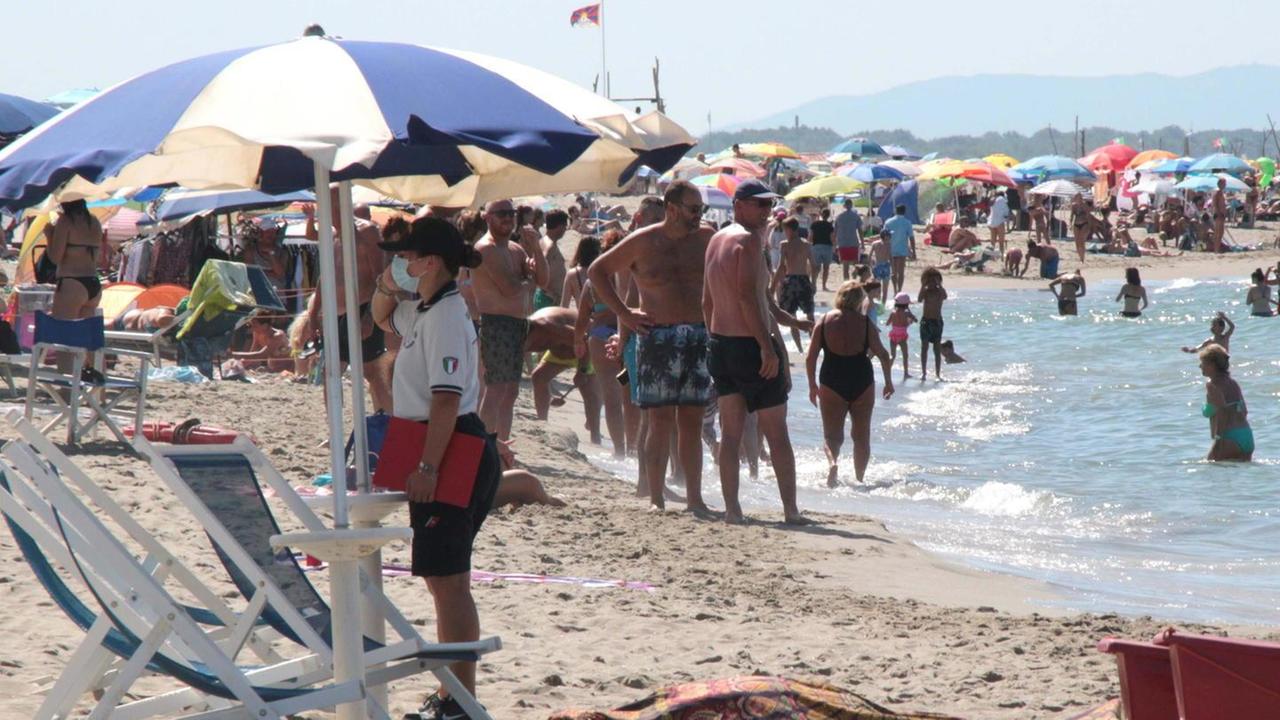 Muore sulla spiaggia uomo di 72 anni mentre pesca arselle