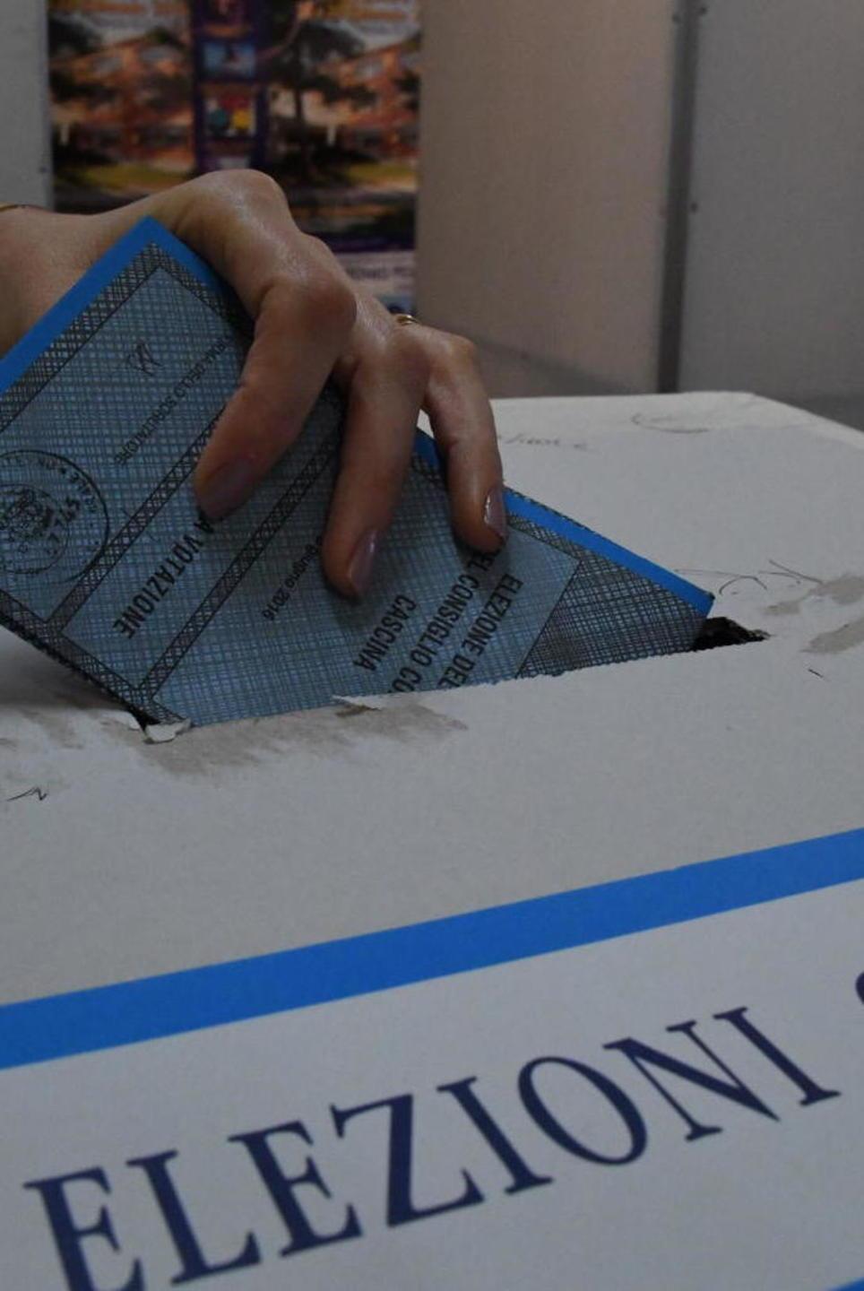 Seggi aperti per due giorni: referendum, regionali e sindaco 