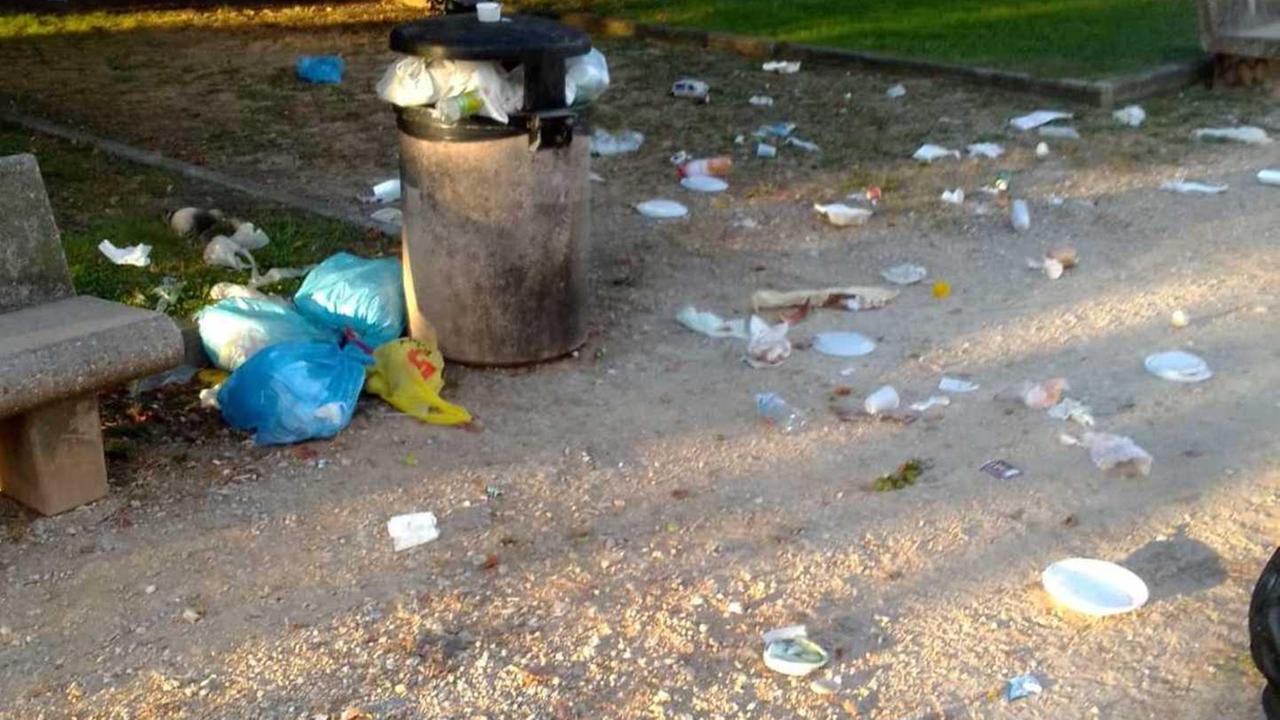 Piazza D’Azeglio invasa dai rifiuti I residenti: via i cestini