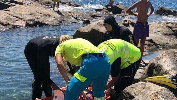 Scivola sugli scogli e non riesce ad alzarsi anziano in ospedale