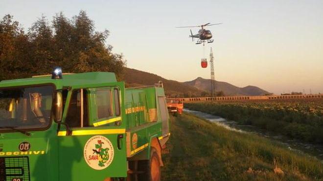 Elicottero e volontari contro le fiamme