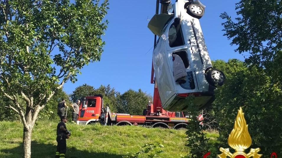 Precipita con l’auto nella scarpata Muore sul colpo agricoltore di 86 anni