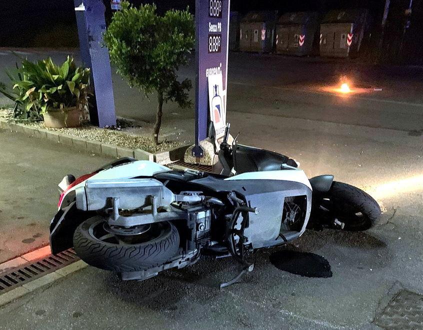 Sbanda in scooter e cade sulla strada: grave un 21enne in Terapia intensiva 