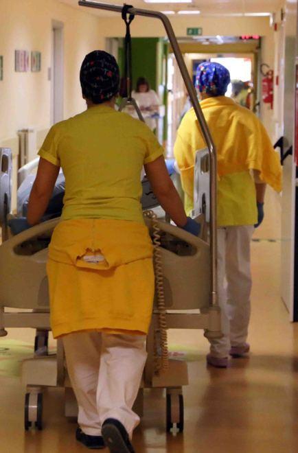 Come si ferma il virus Il medico: «Ecco perché oltre a igiene e mascherine utili screening e tamponi» 