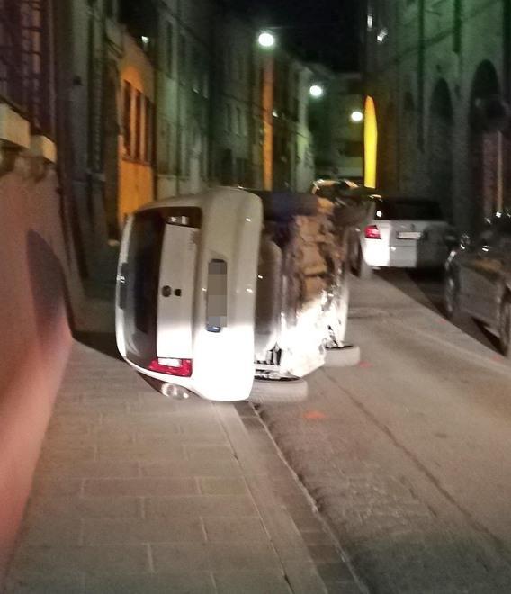 Paura in centro Auto ribaltata donna illesa
