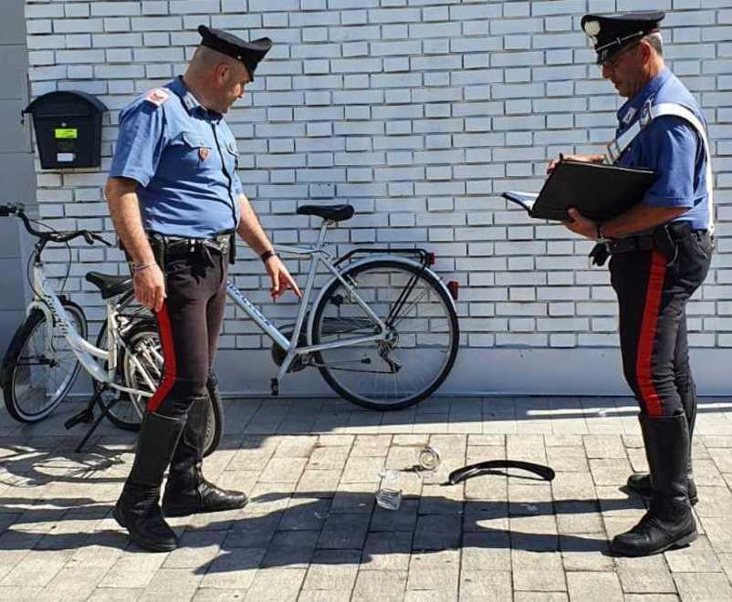 Rubano nel negozio di abbigliamento Bloccati dai carabinieri 